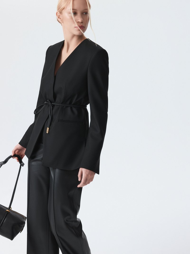 Прямой жакет без лацканов